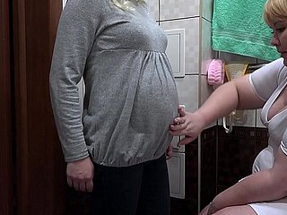 Uma enfermeira faz para um Milf enema leitoso grávida na buceta peluda e massagens sua vagina. Procedimentos terminar inesperadamente hardly any orgasmo. lésbicas fetiche.