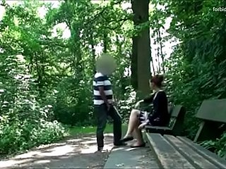 Baffle dengan bersembunyi menantikan seorang wanita di sebuah taman