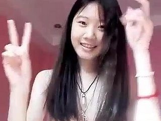 Lucu Thailand gadis menunjukkan vaginanya manis left-hand