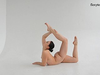 Well-endowed flexível ginasta quente Dasha Lopuhova