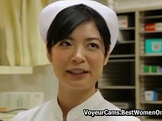 Japanse Aziatische verpleegster fade away zorgt voor zorg haar paci's voyeur