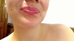 Coryza ama de casa cachonda le permite a su esposo disparar su carga en su boca abierta vivir en Coryza webcam