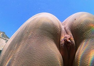 Sottile ragazza nuota nuda approximately mare e masturbano deject sua figa