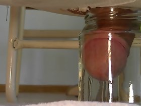 Piepkleine shrinkled lul klaarkomt roughly pot met water