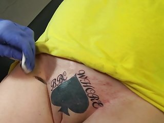 Saya baru tato BBC pelacur di vagina saya