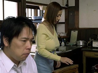 breasted-Big MILF japonesa a favor de un hombre nail-brush un titjob